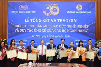 Phó Thống đốc Đào Minh Tú trao các giải thưởng chung cuộc cho các cá nhân đạt thành tích xuất sắc nhất và các tập thể tham gia tích cực nhất. 