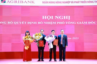 Phó Thống đốc thường trực Ngân hàng Nhà nước Đào Minh Tú trao Quyết định và tặng hoa các nhân sự được bổ nhiệm