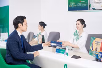Giao dịch khách hàng tại chi nhánh ngân hàng VPBank.