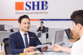 Khách hàng giao dịch tại chi nhánh Ngân hàng SHB.