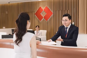 Khách hàng giao dịch tại chi nhánh Techcombank.