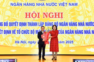 Thống đốc Ngân hàng Nhà nước Nguyễn Thị Hồng chúc mừng ông Nguyễn Ngọc Cảnh. Ảnh: HỒNG ANH
