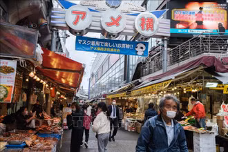 Người dân mua sắm tại một chợ ở Tokyo, Nhật Bản. (Ảnh: AFP/TTXVN)