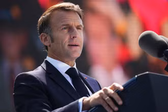 Tổng thống Pháp Emmanuel Macron phát biểu tại Colleville-sur-Mer, Pháp, ngày 6/6/2024. Ảnh: AFP/TTXVN