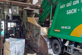 Thuốc lá nhập lậu được đưa vào ép hủy. (Ảnh Cục Quản lý thị trường TP Hồ Chí Minh).