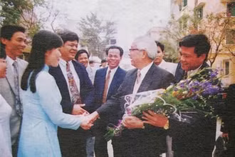Giảng viên, sinh viên ĐHQG Hà Nội tặng hoa Thủ tướng Võ Văn Kiệt (năm 1997). (Ảnh: congan.com.vn) 
