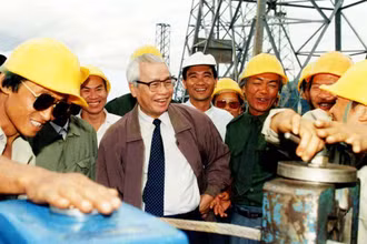 Thủ tướng Võ Văn Kiệt trên công trường đường dây 500KV Bắc-Nam. (Ảnh: Minh Đạo)