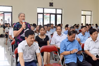 Đối thoại về giải quyết thủ tục hành chính về đất đai do Thành ủy, Ủy ban Mặt trận Tổ quốc thành phố Yên Bái, tỉnh Yên Bái tổ chức. (Ảnh MẠNH CƯỜNG)