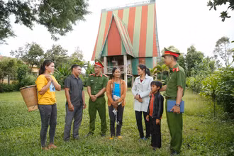 Cán bộ, chiến sĩ Công an nhân dân xã Ia Ka, huyện Chư Păh, tỉnh Gia Lai trao đổi với đồng bào dân tộc về tình hình an ninh, trật tự trên địa bàn. (Ảnh: TTXVN) 