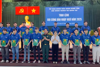 Đại diện Ban Chỉ huy quân sự quận Bình Tân (Thành phố Hồ Chí Minh) trao lệnh gọi nhập ngũ cho công dân lên đường nhập ngũ năm 2025. (Ảnh NGUYỄN HÙNG)