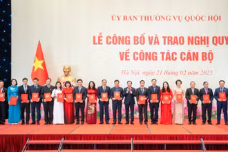 Phó Chủ tịch Quốc hội Nguyễn Khắc Định trao Nghị quyết của Ủy ban Thường vụ Quốc hội về công tác cán bộ. Ảnh: quochoi.vn