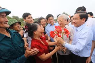 Tổng Bí thư Nguyễn Phú Trọng với nhân dân thôn Tân Văn, xã Tượng Sơn, huyện Thạnh Hà, tỉnh Hà Tĩnh. (Ảnh: TTXVN)