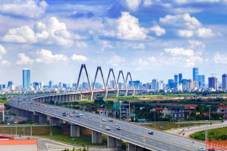 Cầu Nhật Tân kết nối trung tâm Hà Nội với sân bay quốc tế Nội Bài và các tỉnh Tây Bắc. (Ảnh: DUY LINH)
