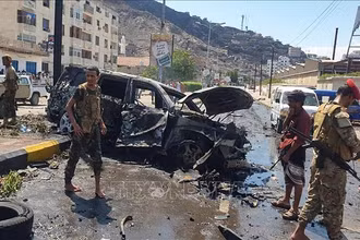 Lực lượng an ninh Yemen gác tại hiện trường vụ đánh bom xe ở Aden, Yemen, ngày 10/10/2021. (Ảnh: AFP/TTXVN)