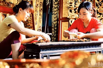 Nghệ nhân làng nghề sơn mài Hạ Thái (Thường Tín, Hà Nội) chế tác sản phẩm thủ công mỹ nghệ. 