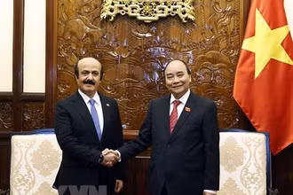 Chủ tịch nước Nguyễn Xuân Phúc tiếp Ngài Mohamed Ismail Al-Emadi, Đại sứ Qatar, kết thúc nhiệm kỳ công tác tại Việt Nam. (Ảnh: TTXVN)