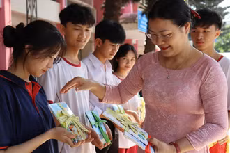 Trao tặng sách cho học sinh tại Đắk Lắk.