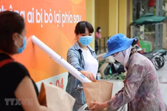 Cây ATM gạo tại Hà Nội hỗ trợ người dân gặp khó khăn vởi dịch bệnh Covid-19. (Ảnh: TTXVN)