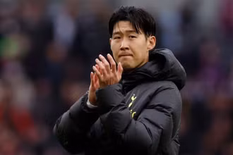 Tiền đạo Son Heung-min của Tottenham Hotspur hoan nghênh người hâm mộ sau trận đấu. ̣(Ảnh: REUTERS)