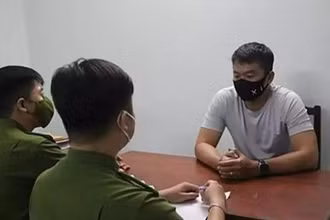 Đối tượng hành hung bác sĩ làm việc tại cơ quan công an. (Ảnh: suckhoedoisong.vn)