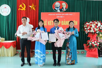 Lãnh đạo huyện Phú Bình chúc mừng 2 đảng viên mới là học sinh Dương Huy Hoàng, lớp 12A2 và Ngô Thị Thanh Vân, lớp 12A1 thuộc Đảng bộ Trường trung học phổ thông Điềm Thụy, huyện Phú Bình được kết nạp Đảng. (Ảnh: thptdiemthuy.thainguyen.edu.vn)