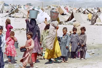 Phụ nữ và trẻ em tại một trại tị nạn ở Jalalabad, Afghanistan. (Ảnh: AFP/TTXVN)