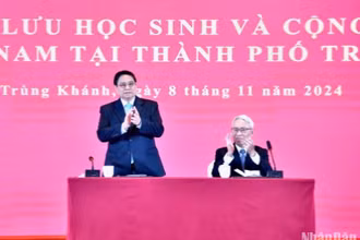 Thủ tướng Phạm Minh Chính gặp gỡ sinh viên, bà con cộng đồng người Việt Nam tại Trùng Khánh, Trung Quốc. (Ảnh: Thanh Giang)