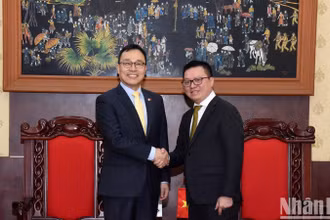 Tổng Biên tập Lê Quốc Minh tiếp Đại sứ Hàn Quốc Choi Young Sam tới thăm và làm việc tại Báo Nhân Dân. (Ảnh: TRẦN HẢI) 
