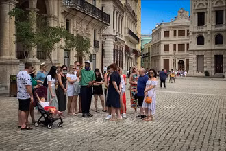 Khách du lịch tham quan La Habana, Cuba. (Ảnh tư liệu: AFP/TTXVN)