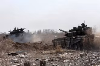 Xe tăng của lực lượng Nga ở ngoại ô thành phố cảng Mariupol, phía nam Ukraine, ngày 20/3/2022. (Ảnh: Reuters)