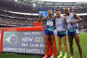 VĐV Agripino dos Tantos (bên trái) của Brazil phá kỷ lục thế giới cự ly 5.000m. (Ảnh GETTY IMAGES)