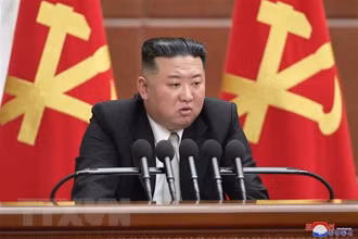 Nhà lãnh đạo Triều Tiên Kim Jong-un (giữa) phát biểu tại Hội nghị toàn thể mở rộng lần thứ 6 của Ban chấp hành Trung ương Đảng Lao động Triều Tiên khóa VIII, ở Bình Nhưỡng ngày 27/12/2022. (Ảnh: Yonhap/TTXVN) 