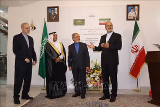Thứ trưởng Ngoại giao Iran (phải) phát biểu tại lễ mở lại Đại sứ quán Iran ở thủ đô Riyadh, Saudi Arabia ngày 6/6/2023. (Ảnh: THX/TTXVN) 