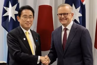 Thủ tướng Australia Anthony Albanese (phải) có cuộc hội đàm với người đồng cấp Nhật Bản Fumio Kishida. (Nguồn: AFP/TTXVN)
