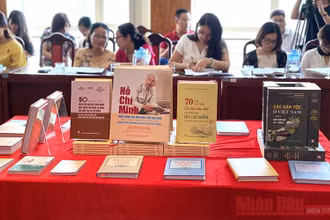 Trưng bày một số cuốn sách tiêu biểu Kỷ niệm 130 năm Ngày sinh Chủ tịch Hồ Chí Minh.