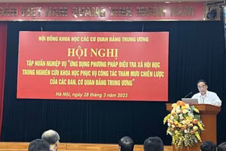 PGS, TS Vũ Văn Phúc, Phó Chủ tịch Hội đồng khoa học các cơ quan đảng Trung ương phát biểu khai mạc hội nghị.