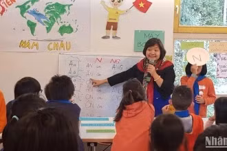 Tiến sĩ Nguyễn Thụy Anh giao lưu với trẻ em trong các trại tiếng Việt tại Stuttgart (Đức).