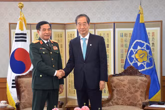 Thủ tướng Hàn Quốc Han Duck-soo đón chào Bộ trưởng Phan Văn Giang và đoàn. (Ảnh: qdnd.vn)
