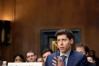CEO của OpenAI Samuel Altman điều trần trước Quốc hội Mỹ. (Ảnh REUTERS)