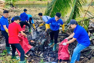Lực lượng đoàn viên, thanh niên huyện Mỏ Cày Nam, Bến Tre tích cực dọn dẹp vệ sinh môi trường. (Ảnh: HOÀNG TRUNG)