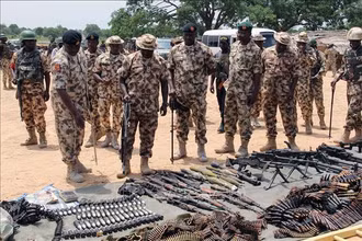 Quân đội Nigeria thu giữ vũ khí và đạn dược của các phần tử khủng bố. (Ảnh: AFP/TTXVN)