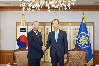 Bộ trưởng Tô Lâm và Thủ tướng Han Duck Soo. (Ảnh: bocongan.gov.vn)