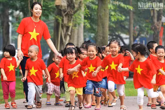 Dành tình cảm, sự quan tâm chăm sóc cho trẻ em là cách tốt nhất để phòng, chống bạo lực trẻ em. (Ảnh NGUYỄN ĐĂNG)