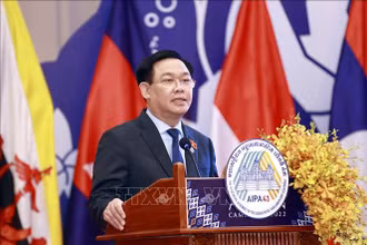 Chủ tịch Quốc hội Vương Đình Huệ phát biểu tại Phiên họp toàn thể thứ nhất AIPA-43. (Ảnh: TTXVN)
