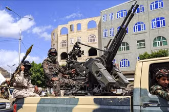Các tay súng trung thành với Phong trào Houthi diễu binh trên đường phố thủ đô Sanaa, Yemen. (Ảnh tư liệu: AFP/TTXVN)
