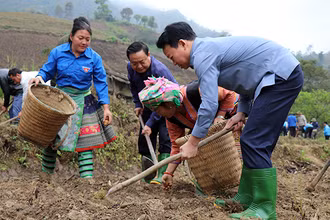 Đồng chí Đỗ Đức Duy tham gia lao động trong “Ngày cuối tuần cùng dân”.
