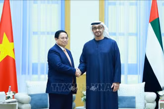 Thủ tướng Chính phủ Phạm Minh Chính và Tổng thống UAE Sheikh Mohammed bin Zayed Al Nahyan. (Ảnh: Dương Giang/TTXVN)