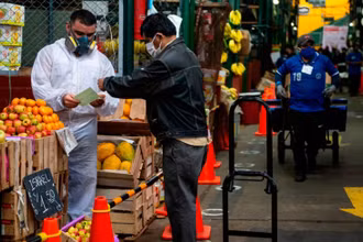  Người dân mua sắm tại một khu chợ ở thủ đô Lima của Peru. (Ảnh: Bloomberg)