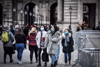 Người dân và du khách đeo khẩu trang phòng tránh lây nhiễm Covid-19 tại Paris, Pháp, đầu năm 2020. (Ảnh: AFP/TTXVN) 