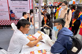 Tư vấn tuyển sinh tại Trường đại học Duy Tân.